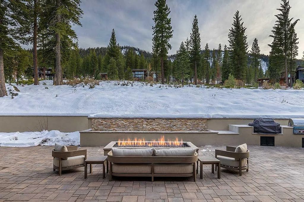 An Exceptional Year-round Retreat in Truckee with Views to Both Lookout Mountain and The Martis Valley