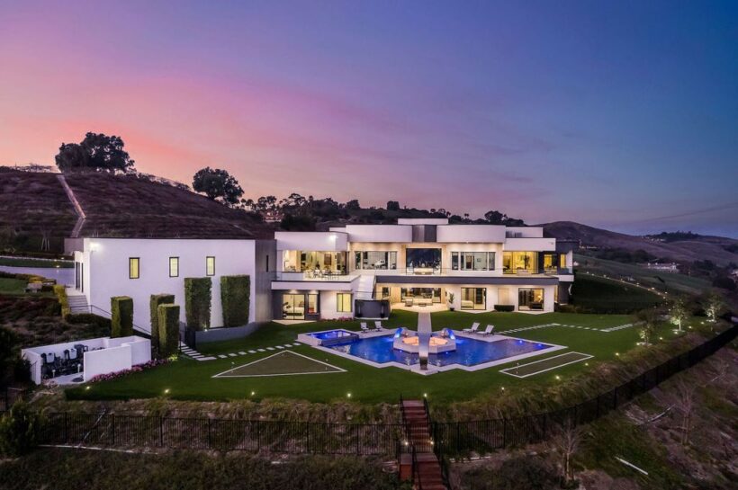 A stunning Secluded Hilltop Estate that Sets the Bar for Luxury and ...