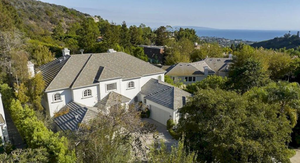 This Timeless And Sophisticated Transitional Home In Pacific Palisades   1420 Bienveneda Ave Pacific Palisades CA 7 