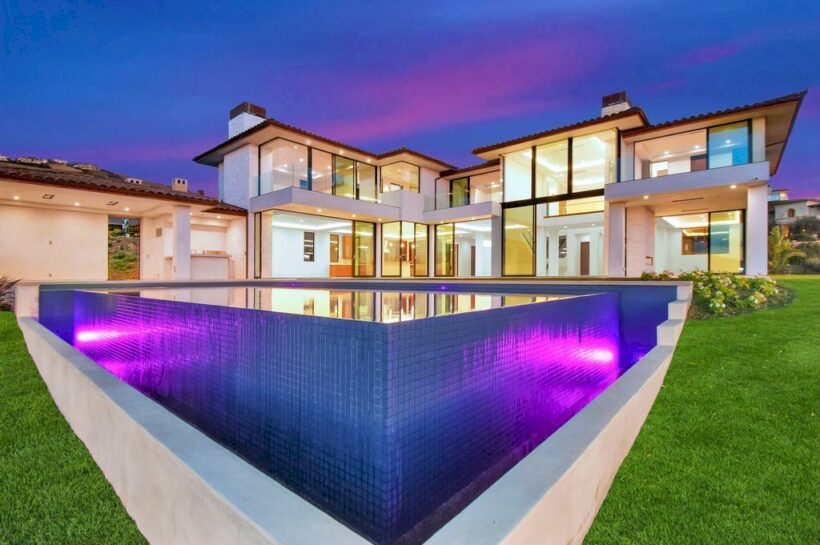 Ultimate in Modern Coastal Living Awaits at this Rancho Palos Verdes Masterpiece with Seamless