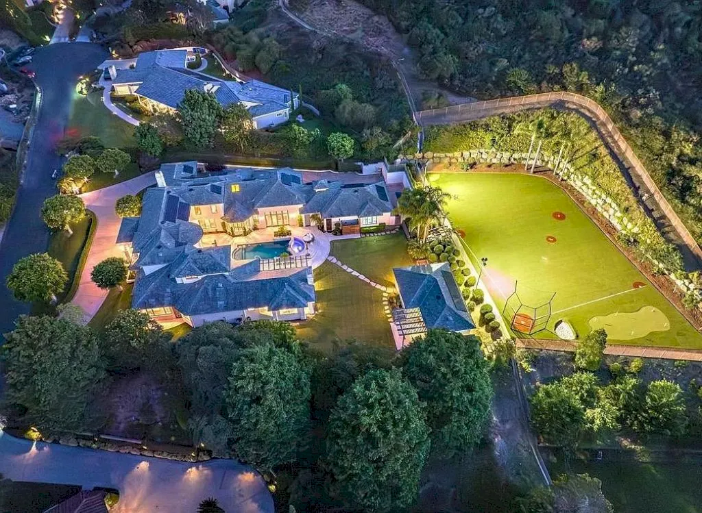 This Luxurious Residence in The Prestigious Enclave of Rancho Santa Fe