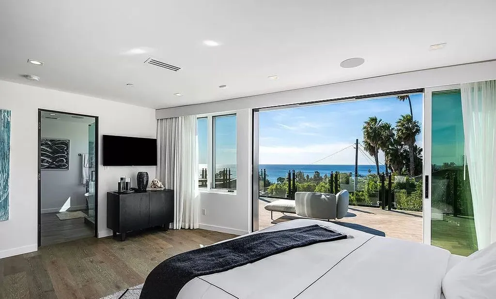 Malibu Beachfront Estate: A Private Oasis with Panoramic Ocean Views Relisted at $29,900,000