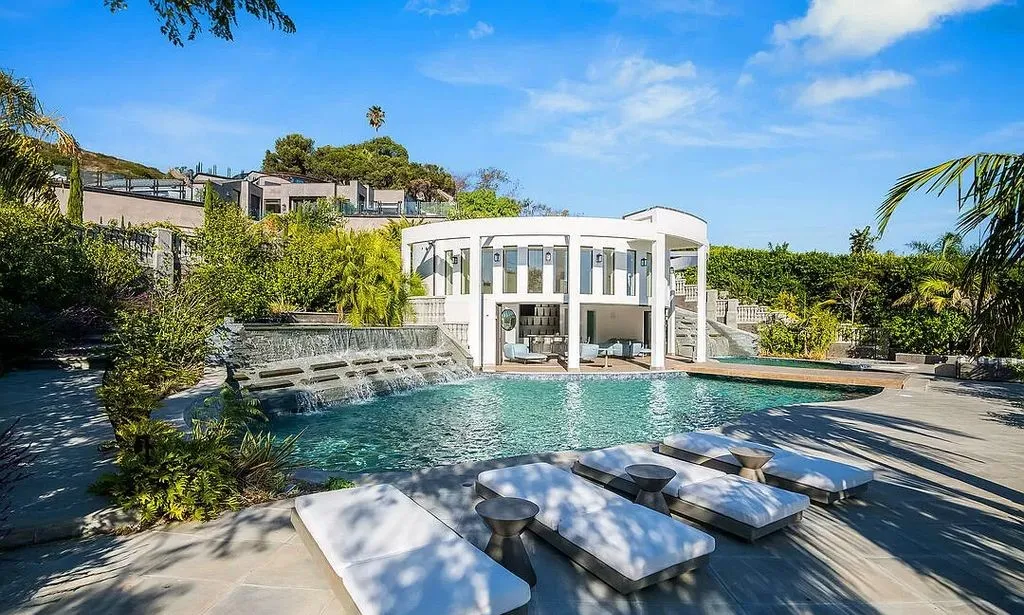 Malibu Beachfront Estate: A Private Oasis with Panoramic Ocean Views Relisted at $29,900,000