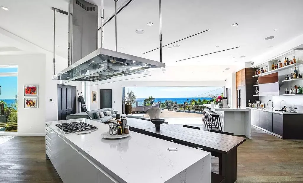 Malibu Beachfront Estate: A Private Oasis with Panoramic Ocean Views Relisted at $29,900,000