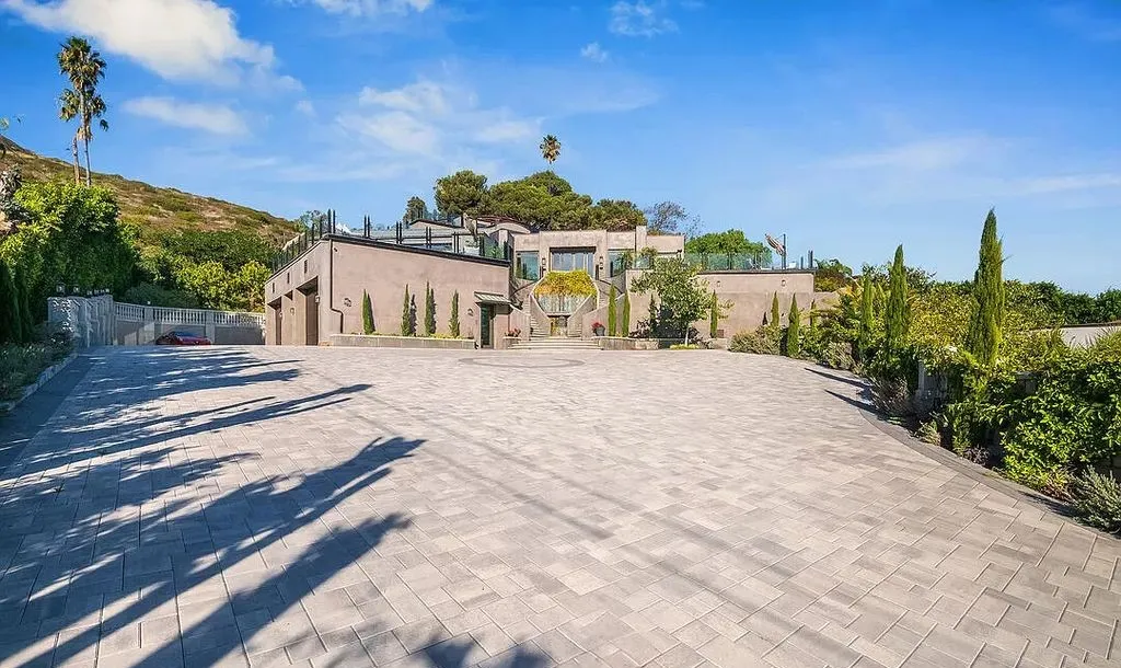 Malibu Beachfront Estate: A Private Oasis with Panoramic Ocean Views Relisted at $29,900,000