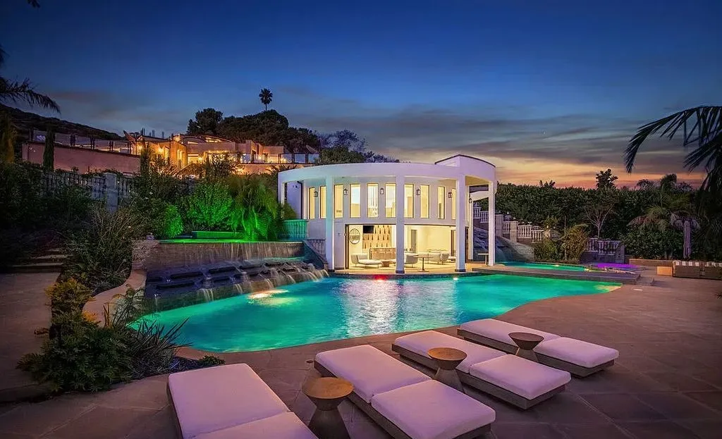 Malibu Beachfront Estate: A Private Oasis with Panoramic Ocean Views Relisted at $29,900,000