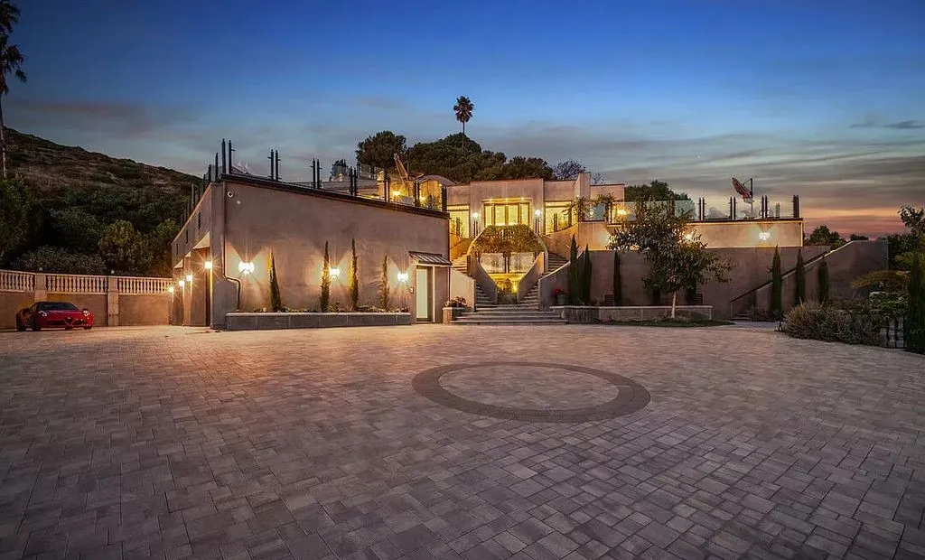 Malibu Beachfront Estate: A Private Oasis with Panoramic Ocean Views Relisted at $29,900,000