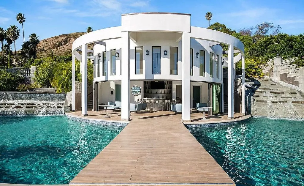 Malibu Beachfront Estate: A Private Oasis with Panoramic Ocean Views Relisted at $29,900,000