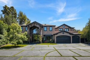 Actress and Singer Hailee Steinfeld’s Encino Mansion: A Perfect Blend ...