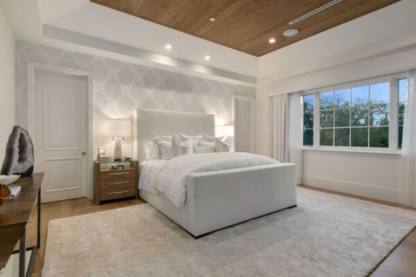 Actress and Singer Hailee Steinfeld’s Encino Mansion: A Perfect Blend ...