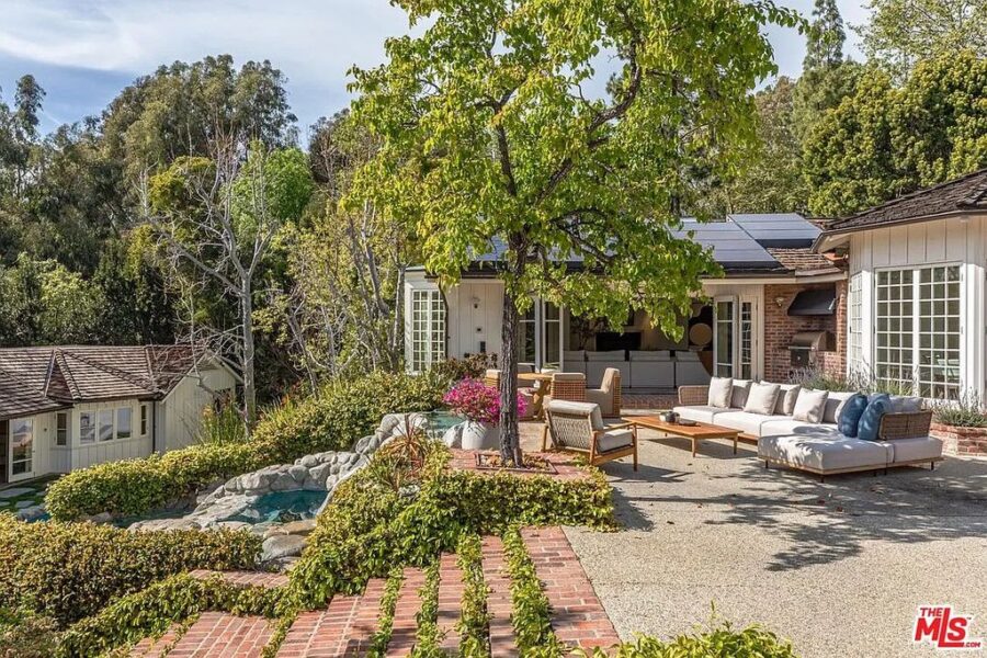 jim-carrey-s-19-million-brentwood-estate-still-awaits-a-buyer-after